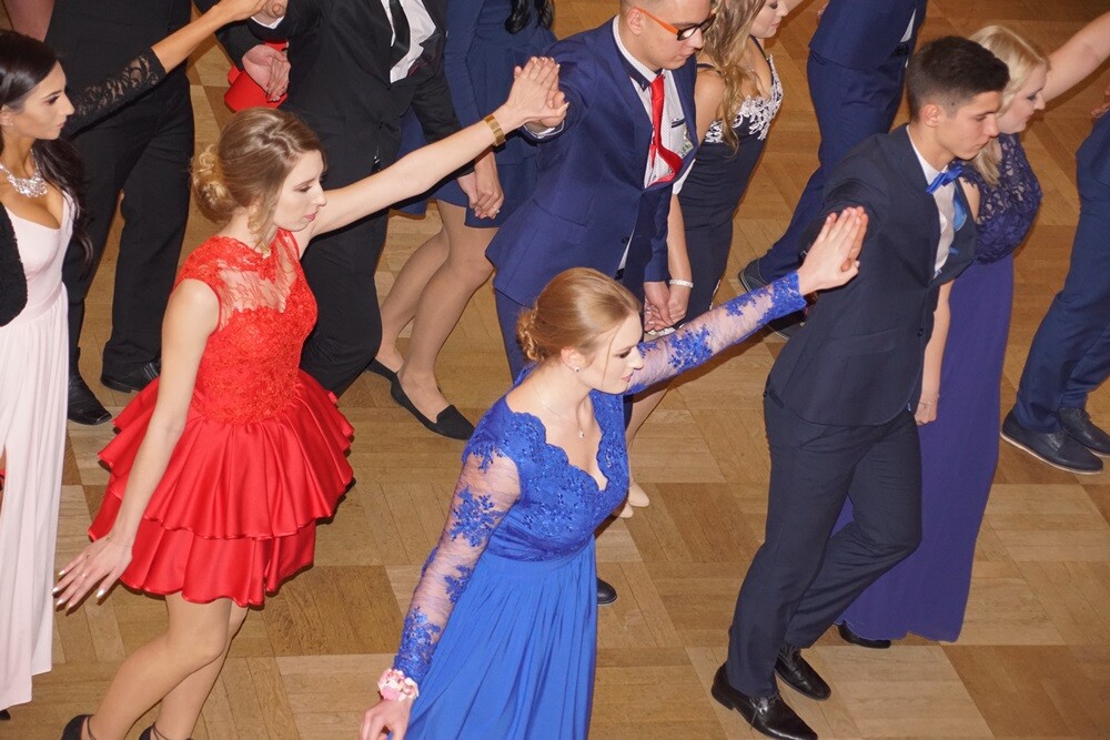 Wczoraj w restauracji "Adria" odbyła się studniówka II Liceum Ogólnokształcącego im. Gustawa Morcinka. Symboliczne sto dni przed maturą młodzi rudzianie, zgodnie z tradycją, zatańczyli poloneza, podziękowali swoim nauczycielom, a później przez wiele godzin szaleli na parkiecie.