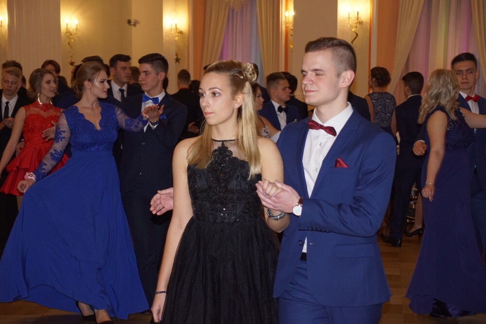 Wczoraj w restauracji "Adria" odbyła się studniówka II Liceum Ogólnokształcącego im. Gustawa Morcinka. Symboliczne sto dni przed maturą młodzi rudzianie, zgodnie z tradycją, zatańczyli poloneza, podziękowali swoim nauczycielom, a później przez wiele godzin szaleli na parkiecie.