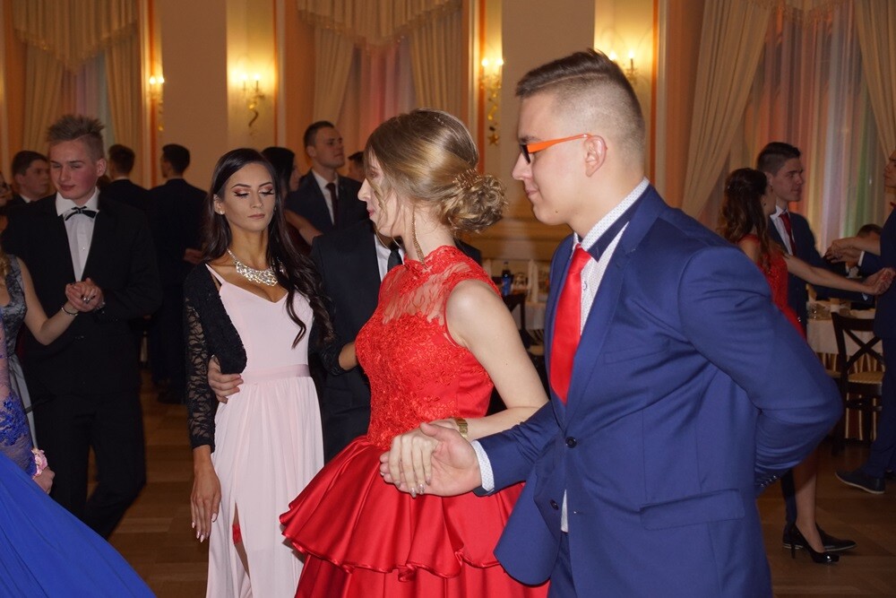 Wczoraj w restauracji "Adria" odbyła się studniówka II Liceum Ogólnokształcącego im. Gustawa Morcinka. Symboliczne sto dni przed maturą młodzi rudzianie, zgodnie z tradycją, zatańczyli poloneza, podziękowali swoim nauczycielom, a później przez wiele godzin szaleli na parkiecie.