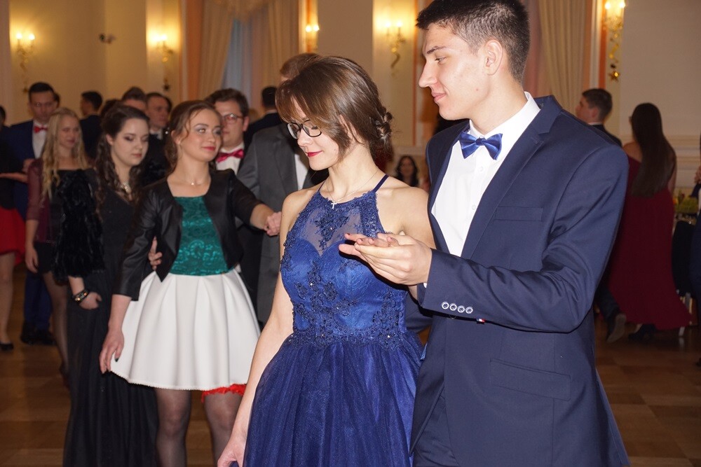 Wczoraj w restauracji "Adria" odbyła się studniówka II Liceum Ogólnokształcącego im. Gustawa Morcinka. Symboliczne sto dni przed maturą młodzi rudzianie, zgodnie z tradycją, zatańczyli poloneza, podziękowali swoim nauczycielom, a później przez wiele godzin szaleli na parkiecie.