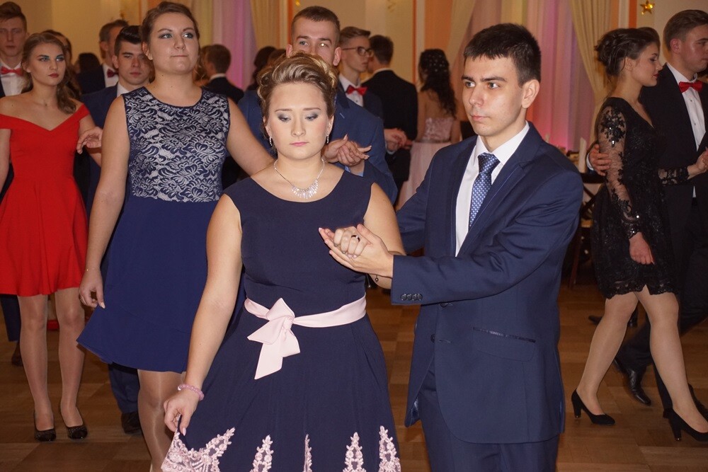 Wczoraj w restauracji "Adria" odbyła się studniówka II Liceum Ogólnokształcącego im. Gustawa Morcinka. Symboliczne sto dni przed maturą młodzi rudzianie, zgodnie z tradycją, zatańczyli poloneza, podziękowali swoim nauczycielom, a później przez wiele godzin szaleli na parkiecie.