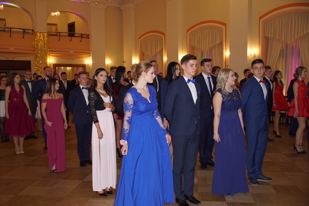 Wczoraj w restauracji "Adria" odbyła się studniówka II Liceum Ogólnokształcącego im. Gustawa Morcinka. Symboliczne sto dni przed maturą młodzi rudzianie, zgodnie z tradycją, zatańczyli poloneza, podziękowali swoim nauczycielom, a później przez wiele godzin szaleli na parkiecie.