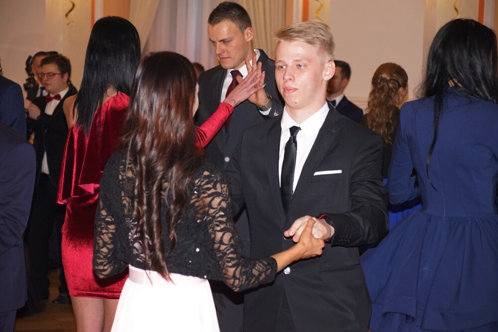 Wczoraj w restauracji "Adria" odbyła się studniówka II Liceum Ogólnokształcącego im. Gustawa Morcinka. Symboliczne sto dni przed maturą młodzi rudzianie, zgodnie z tradycją, zatańczyli poloneza, podziękowali swoim nauczycielom, a później przez wiele godzin szaleli na parkiecie.