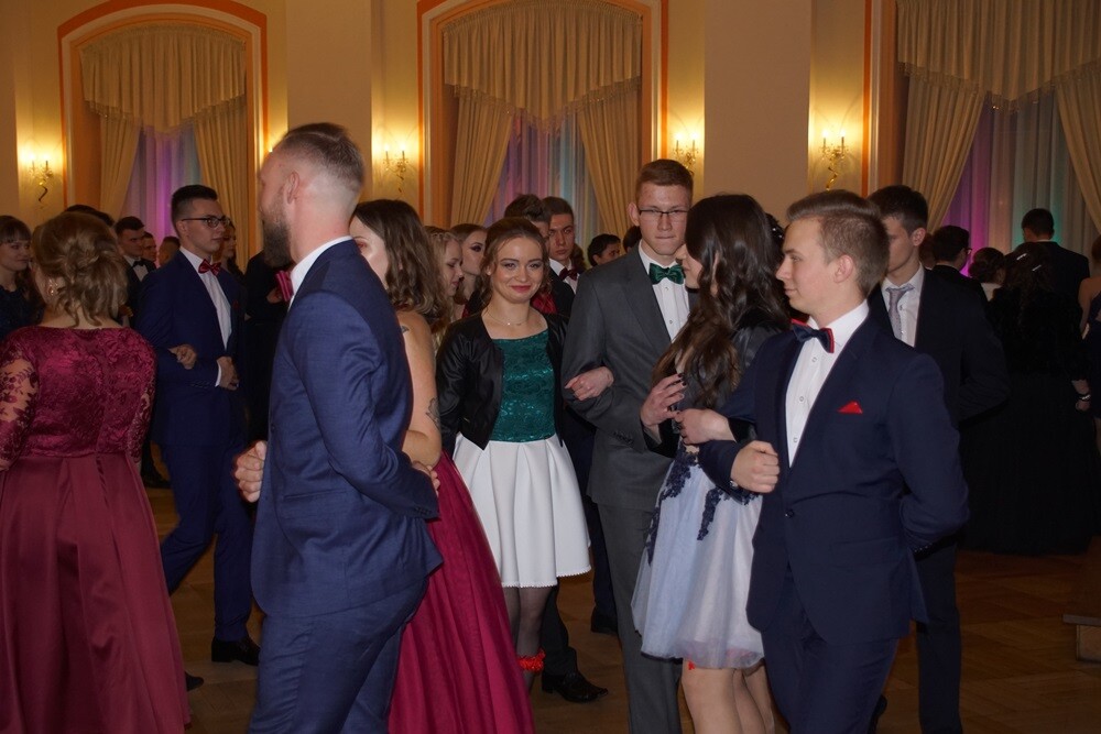 Wczoraj w restauracji "Adria" odbyła się studniówka II Liceum Ogólnokształcącego im. Gustawa Morcinka. Symboliczne sto dni przed maturą młodzi rudzianie, zgodnie z tradycją, zatańczyli poloneza, podziękowali swoim nauczycielom, a później przez wiele godzin szaleli na parkiecie.