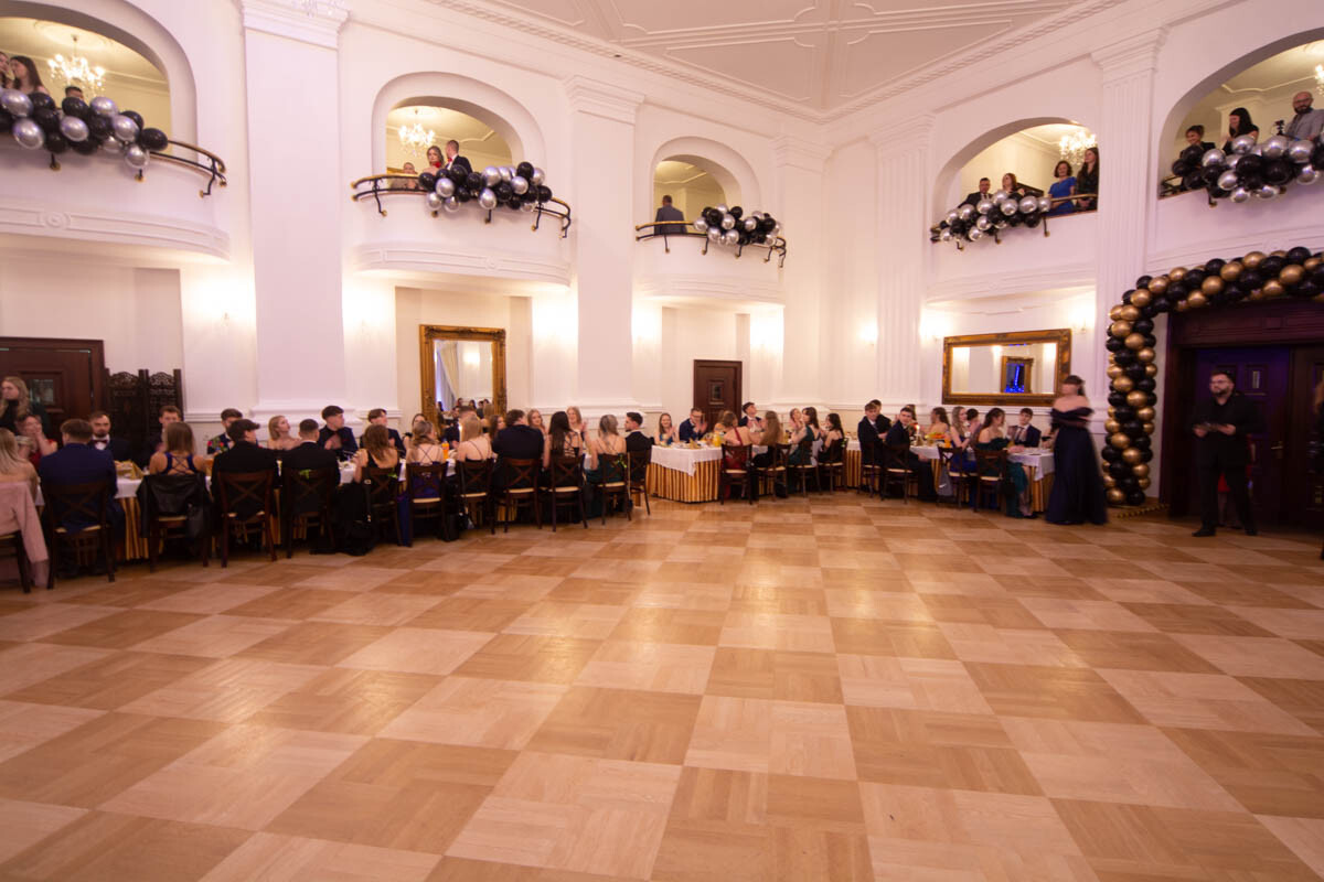 Wczoraj w Rudzie Śląskiej maturzyści z I Liceum Ogólnokształcącego im. Adama Mickiewicza mieli okazję uczestniczyć w jednym z najbardziej wyczekiwanych wydarzeń szkolnych – studniówce / fot. Krzysztof Faber