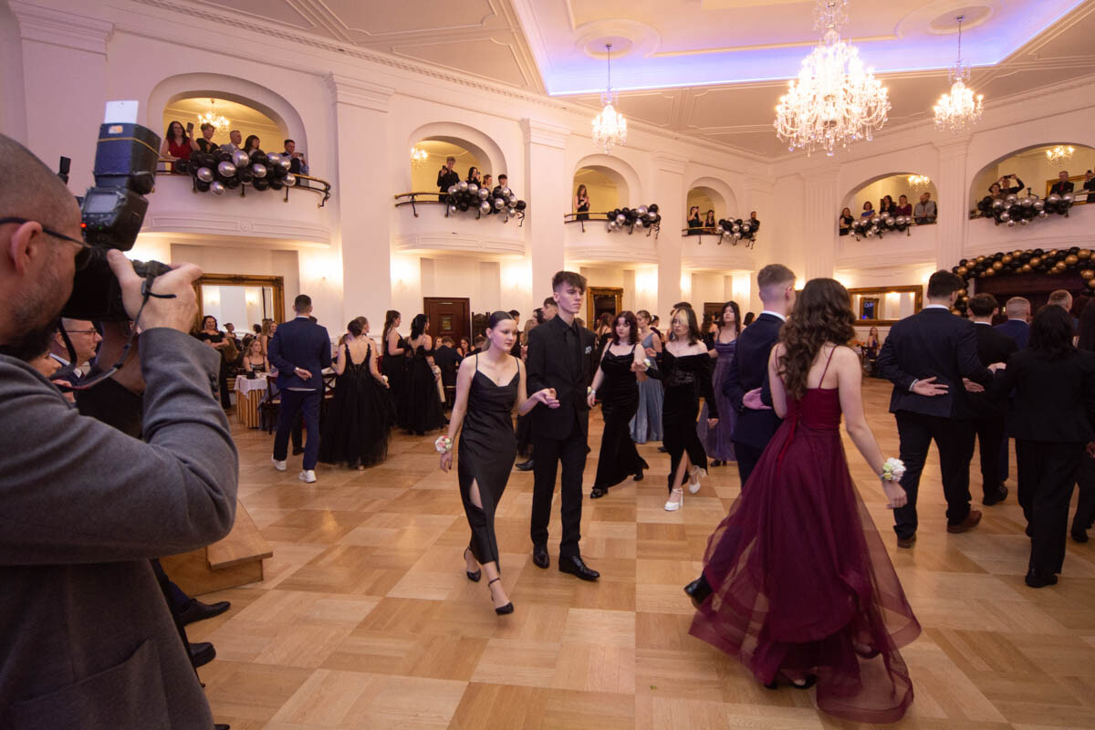 Wczoraj w Rudzie Śląskiej maturzyści z I Liceum Ogólnokształcącego im. Adama Mickiewicza mieli okazję uczestniczyć w jednym z najbardziej wyczekiwanych wydarzeń szkolnych – studniówce / fot. Krzysztof Faber