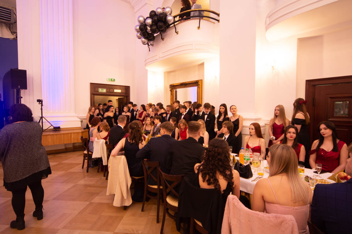 Wczoraj w Rudzie Śląskiej maturzyści z I Liceum Ogólnokształcącego im. Adama Mickiewicza mieli okazję uczestniczyć w jednym z najbardziej wyczekiwanych wydarzeń szkolnych – studniówce / fot. Krzysztof Faber