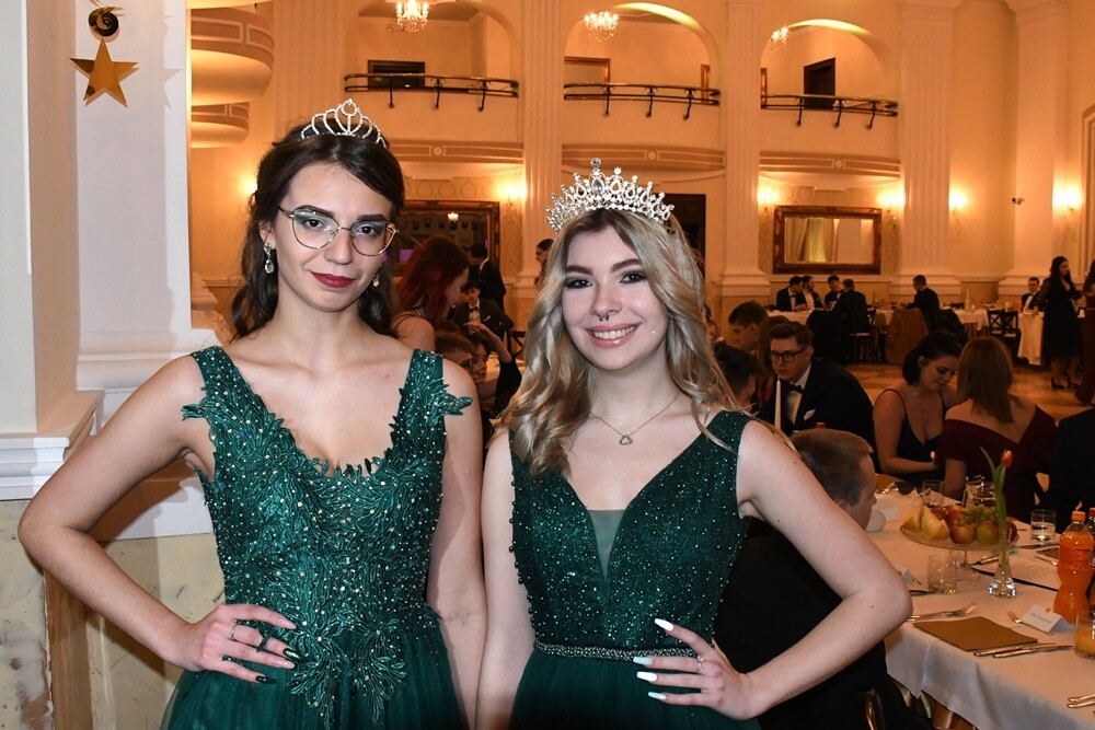 Tegoroczni maturzyści II Liceum Ogólnokształcące z Oddziałami Dwujęzycznymi im. G. Morcinka bawili się na studniówce w Adrii w Rudzie. Zabawa do rana tradycyjnie rozpoczęła się polonezem. 