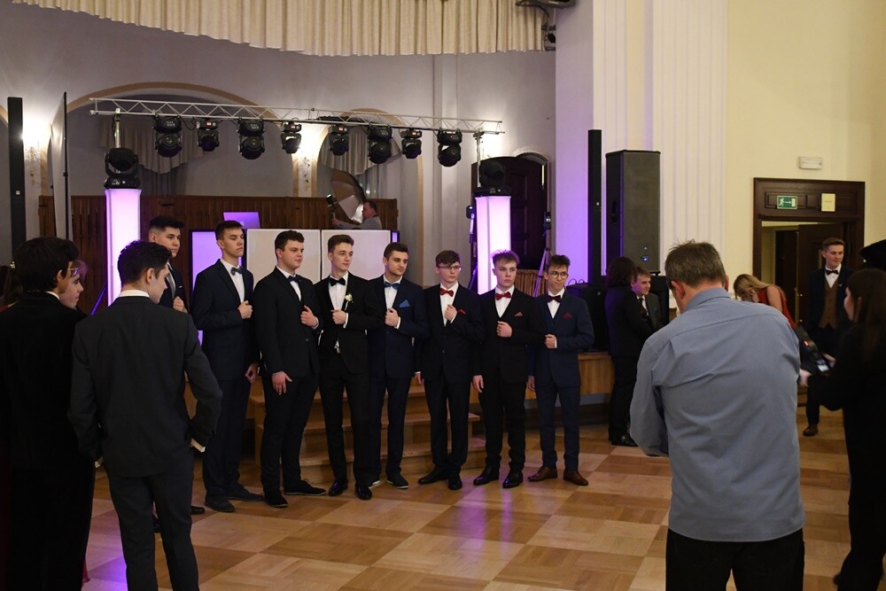 Tegoroczni maturzyści II Liceum Ogólnokształcące z Oddziałami Dwujęzycznymi im. G. Morcinka bawili się na studniówce w Adrii w Rudzie. Zabawa do rana tradycyjnie rozpoczęła się polonezem. 