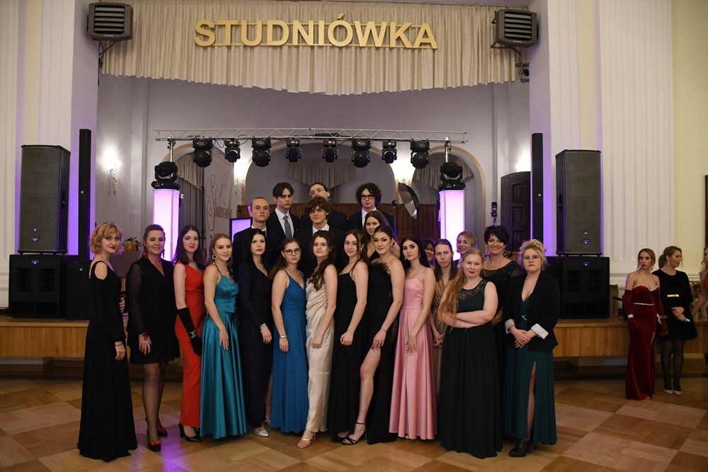 Tegoroczni maturzyści II Liceum Ogólnokształcące z Oddziałami Dwujęzycznymi im. G. Morcinka bawili się na studniówce w Adrii w Rudzie. Zabawa do rana tradycyjnie rozpoczęła się polonezem. 