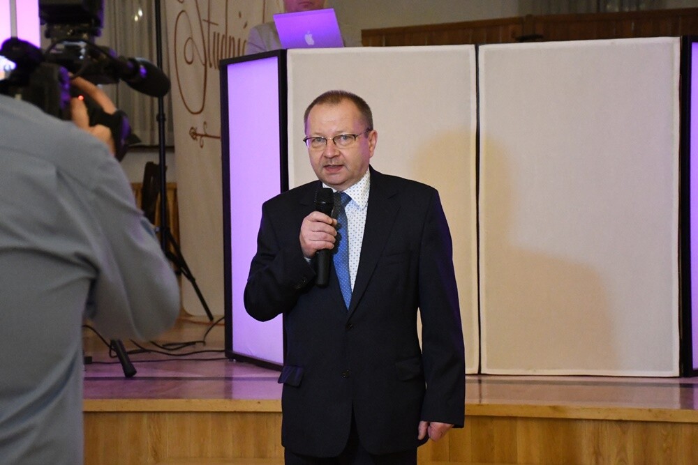 Tegoroczni maturzyści II Liceum Ogólnokształcące z Oddziałami Dwujęzycznymi im. G. Morcinka bawili się na studniówce w Adrii w Rudzie. Zabawa do rana tradycyjnie rozpoczęła się polonezem. 