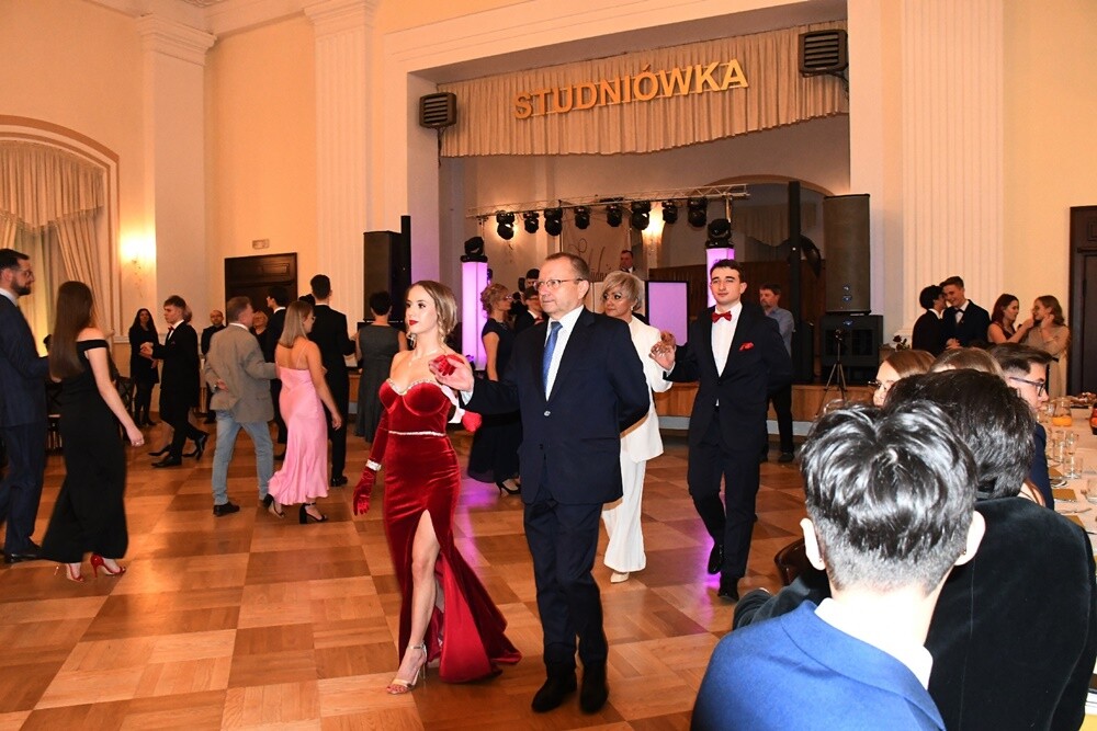 Tegoroczni maturzyści II Liceum Ogólnokształcące z Oddziałami Dwujęzycznymi im. G. Morcinka bawili się na studniówce w Adrii w Rudzie. Zabawa do rana tradycyjnie rozpoczęła się polonezem. 