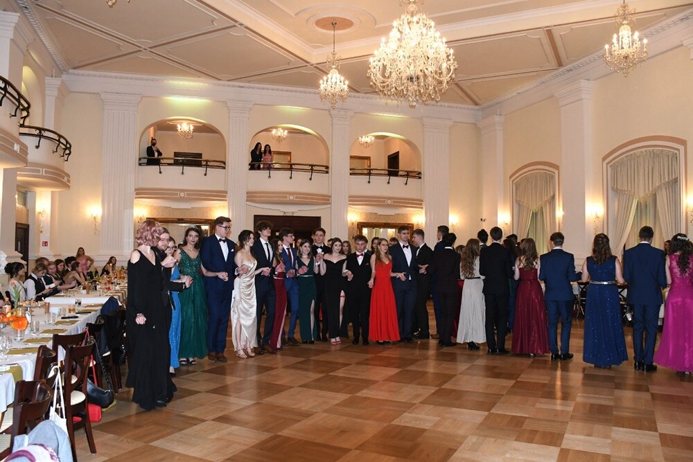 Tegoroczni maturzyści II Liceum Ogólnokształcące z Oddziałami Dwujęzycznymi im. G. Morcinka bawili się na studniówce w Adrii w Rudzie. Zabawa do rana tradycyjnie rozpoczęła się polonezem. 