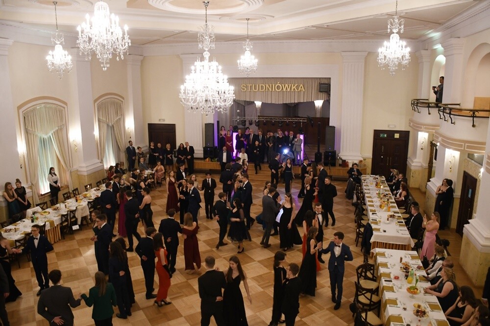 Tegoroczni maturzyści II Liceum Ogólnokształcące z Oddziałami Dwujęzycznymi im. G. Morcinka bawili się na studniówce w Adrii w Rudzie. Zabawa do rana tradycyjnie rozpoczęła się polonezem. 