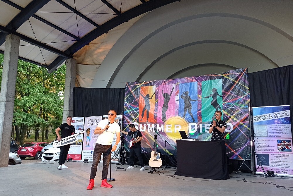 Wczoraj, 21 sierpnia, Parkiem Kozioła zawładnęły gorące rytmy! Rudzianie wzięli udział w „Summer Disco”- imprezie charytatywnej, organizowanej dla Karola Szaniawskiego, podopiec