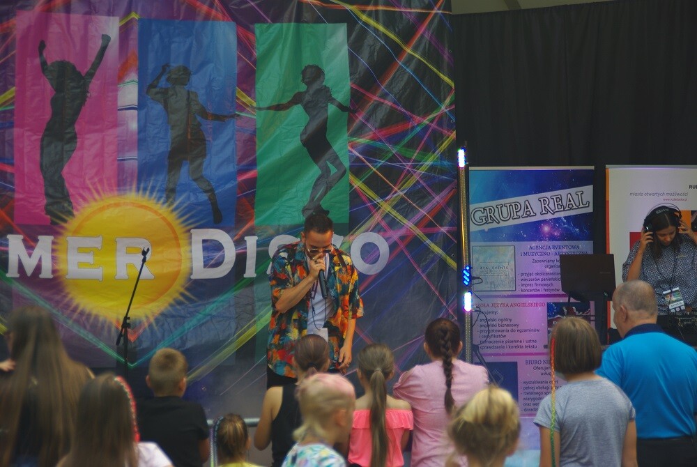 Wczoraj, 21 sierpnia, Parkiem Kozioła zawładnęły gorące rytmy! Rudzianie wzięli udział w „Summer Disco”- imprezie charytatywnej, organizowanej dla Karola Szaniawskiego, podopiec