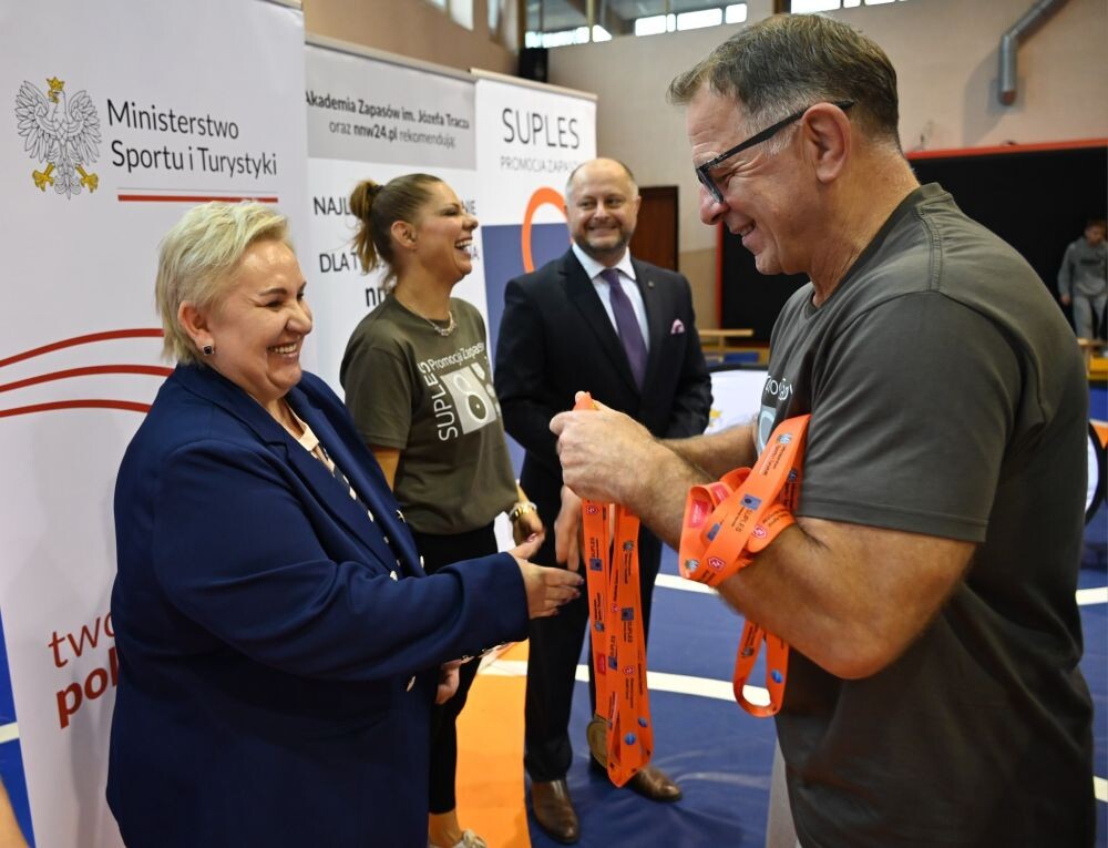 Suples – uczniowie spróbowali swoich sił na zapaśniczej macie!/fot. FB Michał Pierończyk