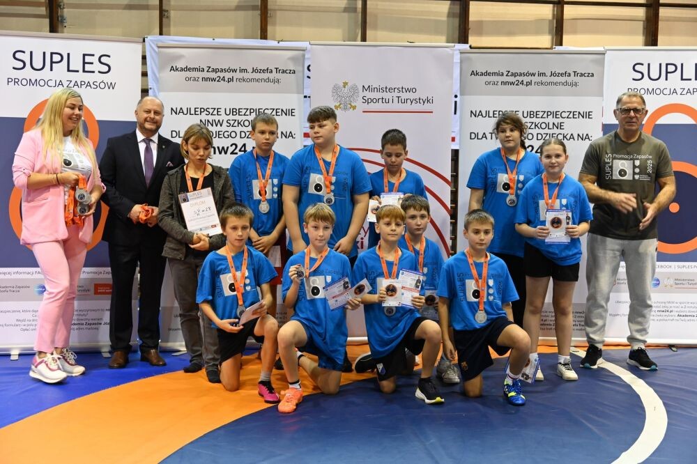 Suples – uczniowie spróbowali swoich sił na zapaśniczej macie!/fot. FB Michał Pierończyk