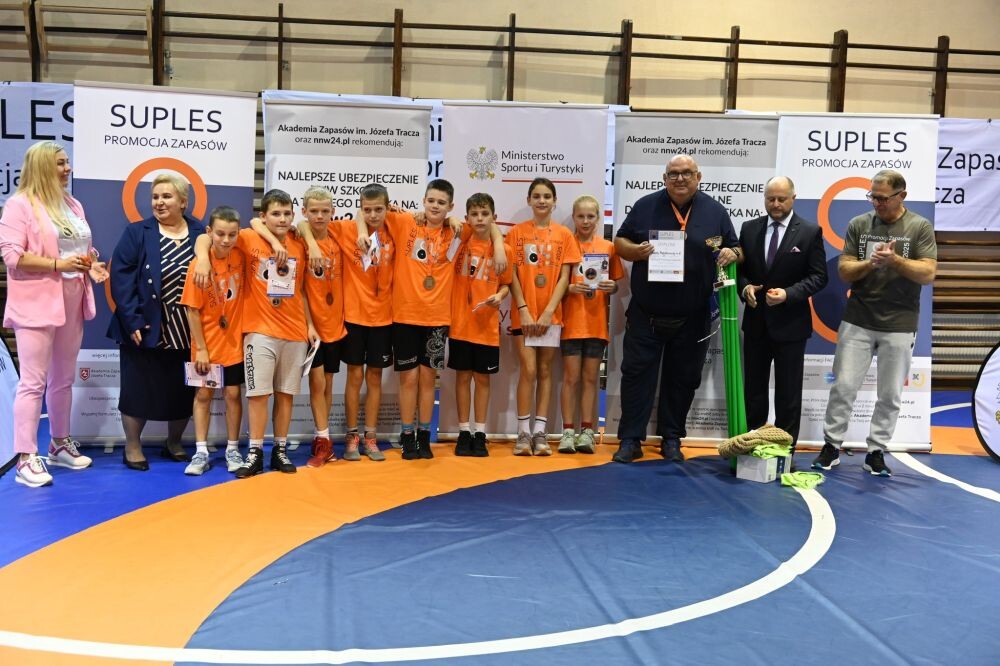 Suples – uczniowie spróbowali swoich sił na zapaśniczej macie!/fot. FB Michał Pierończyk