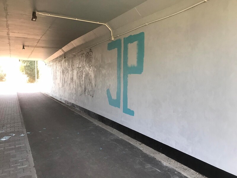 Swastyki oraz hasła propagujące nazizm wymalowane w przejściu pod trasą N-S