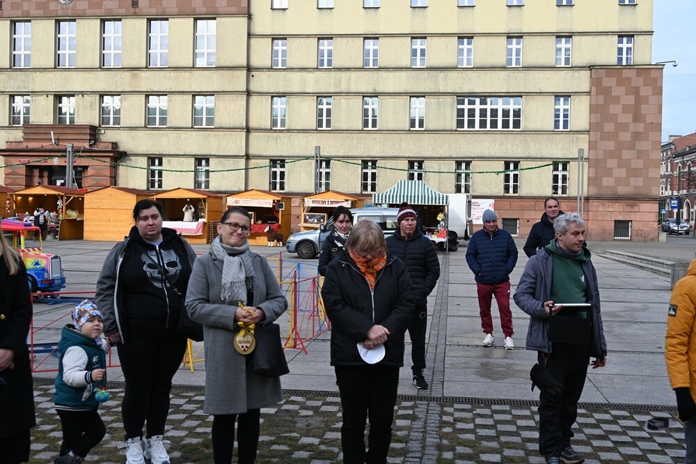 Na rudzkim rynku pojawiło się  „Świąteczne Drzewko Wspomnień o Naszych Pupilach”. / fot. UM Ruda Śląska