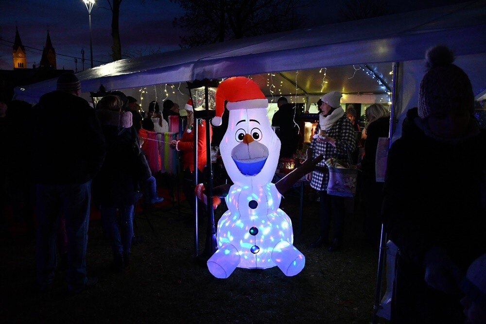 Spotkanie przy Kochłowickim Wigilijnym Stole, Wioska Mikołaja, alpaki i ubieranie choinki - za nami "Świąteczne Kochłowice". / fot. Jacek Knapik