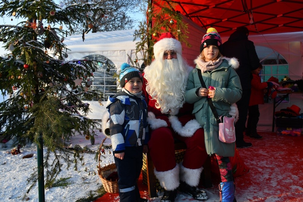 Spotkanie przy Kochłowickim Wigilijnym Stole, Wioska Mikołaja, alpaki i ubieranie choinki - za nami "Świąteczne Kochłowice". Przez cały weekend na mieszkańców Kochłowic czekała masa świątecznych atrakcji! 

fot. Jacek Knapik