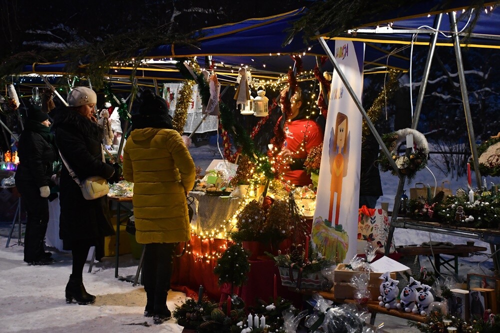 Spotkanie przy Kochłowickim Wigilijnym Stole, Wioska Mikołaja, alpaki i ubieranie choinki - za nami "Świąteczne Kochłowice". Przez cały weekend na mieszkańców Kochłowic czekała masa świątecznych atrakcji! 

fot. Jacek Knapik
