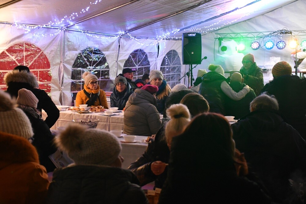 Spotkanie przy Kochłowickim Wigilijnym Stole, Wioska Mikołaja, alpaki i ubieranie choinki - za nami "Świąteczne Kochłowice". Przez cały weekend na mieszkańców Kochłowic czekała masa świątecznych atrakcji! 

fot. Jacek Knapik