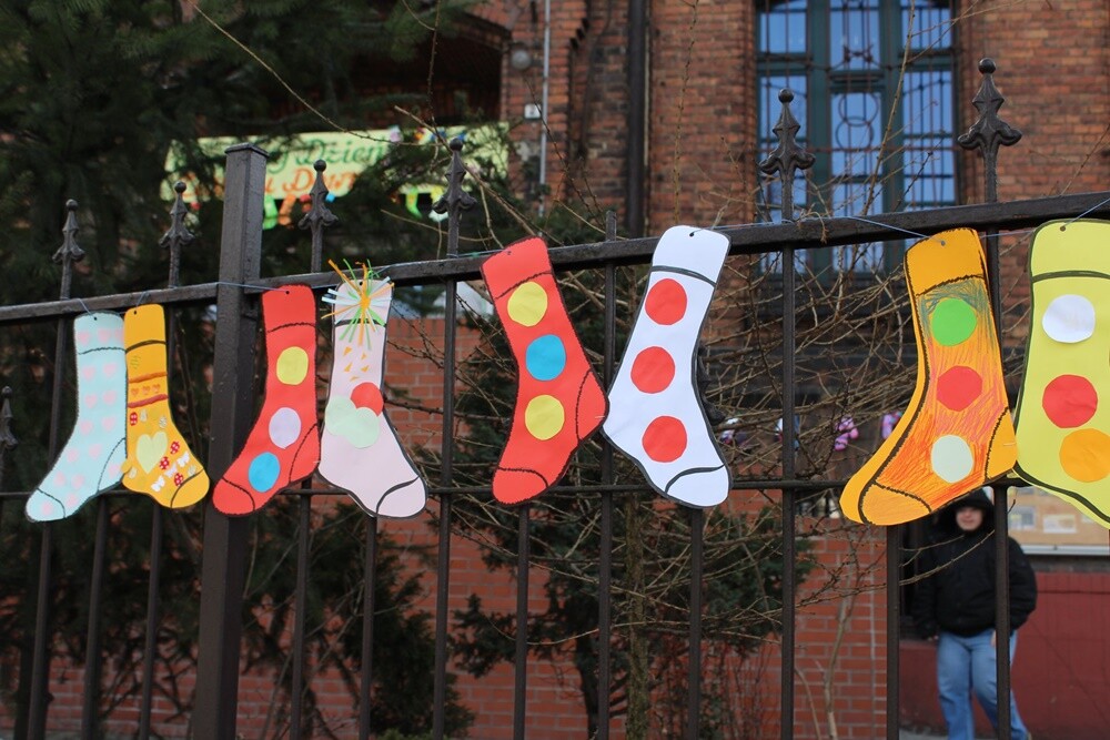 Wczoraj w Zespole Szkół Ponadgimnazjalnych nr 7 w Rudzie Śląskiej zorganizowany został Dzień Kolorowej Skarpetki w ramach kampanii edukacyjno-informacyjnej na rzecz osób z Zespołem Downa.