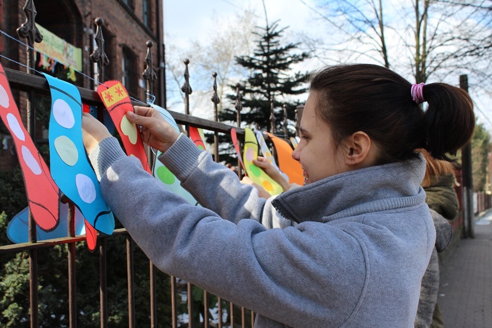 Wczoraj w Zespole Szkół Ponadgimnazjalnych nr 7 w Rudzie Śląskiej zorganizowany został Dzień Kolorowej Skarpetki w ramach kampanii edukacyjno-informacyjnej na rzecz osób z Zespołem Downa.