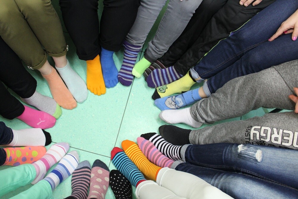 Wczoraj w Zespole Szkół Ponadgimnazjalnych nr 7 w Rudzie Śląskiej zorganizowany został Dzień Kolorowej Skarpetki w ramach kampanii edukacyjno-informacyjnej na rzecz osób z Zespołem Downa.