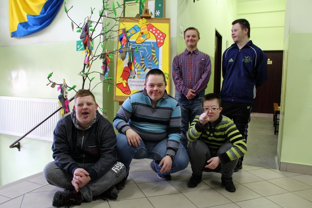 Wczoraj w Zespole Szkół Ponadgimnazjalnych nr 7 w Rudzie Śląskiej zorganizowany został Dzień Kolorowej Skarpetki w ramach kampanii edukacyjno-informacyjnej na rzecz osób z Zespołem Downa.