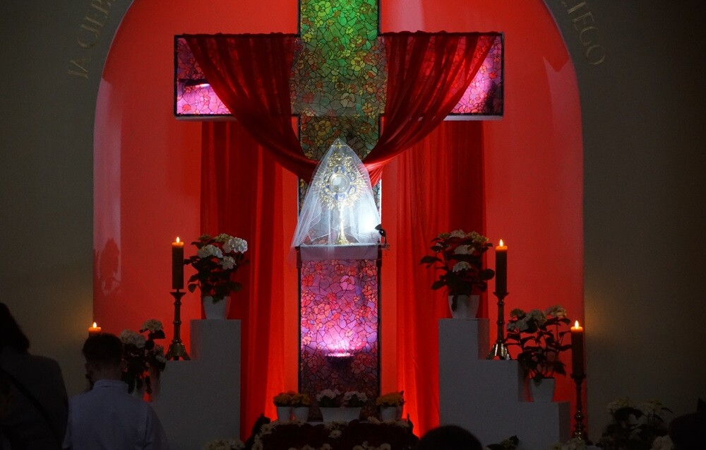 W Wielką Sobotę w Kościele katolickim przez cały dzień trwa święcenie pokarmów i adoracja Chrystusa złożonego do grobu. Tego dnia wierni przychodzą do kościołów z koszykami wypełnionymi jajkami, chlebem, wędliną, ciastami. Księża święcą te pokarmy, które są przeznaczone na świąteczny stół. Tym samym, w Kościele katolickim, kończy się czas postu.