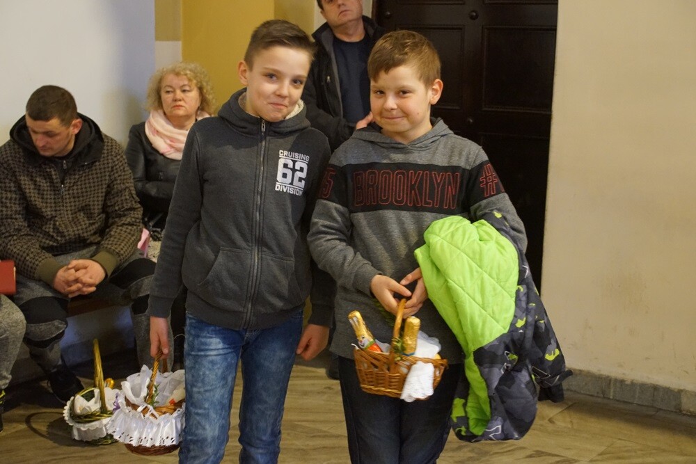 W Wielką Sobotę w Kościele katolickim przez cały dzień trwa święcenie pokarmów i adoracja Chrystusa złożonego do grobu. Tego dnia wierni przychodzą do kościołów z koszykami wypełnionymi jajkami, chlebem, wędliną, ciastami. Księża święcą te pokarmy, które są przeznaczone na świąteczny stół. Tym samym, w Kościele katolickim, kończy się czas postu.