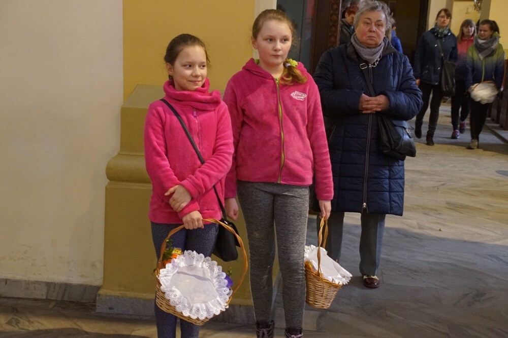 W Wielką Sobotę w Kościele katolickim przez cały dzień trwa święcenie pokarmów i adoracja Chrystusa złożonego do grobu. Tego dnia wierni przychodzą do kościołów z koszykami wypełnionymi jajkami, chlebem, wędliną, ciastami. Księża święcą te pokarmy, które są przeznaczone na świąteczny stół. Tym samym, w Kościele katolickim, kończy się czas postu.