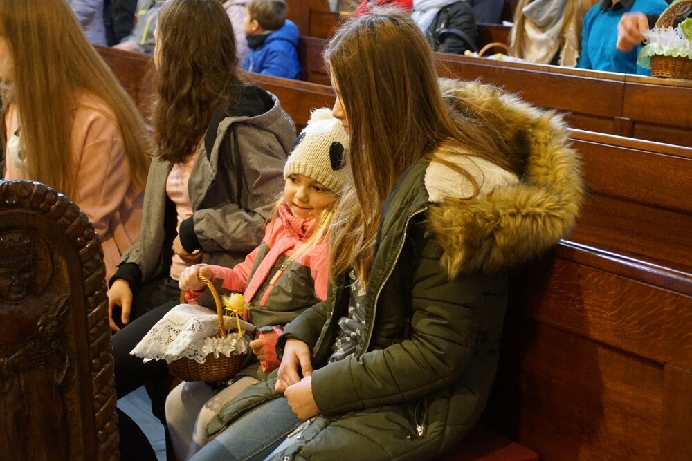 W Wielką Sobotę w Kościele katolickim przez cały dzień trwa święcenie pokarmów i adoracja Chrystusa złożonego do grobu. Tego dnia wierni przychodzą do kościołów z koszykami wypełnionymi jajkami, chlebem, wędliną, ciastami. Księża święcą te pokarmy, które są przeznaczone na świąteczny stół. Tym samym, w Kościele katolickim, kończy się czas postu.