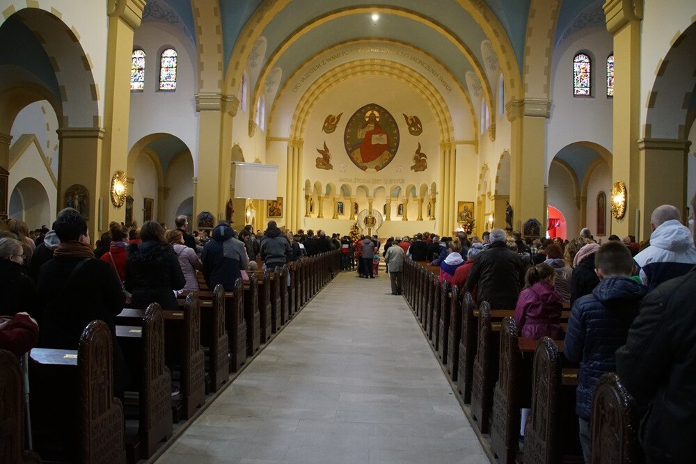 W Wielką Sobotę w Kościele katolickim przez cały dzień trwa święcenie pokarmów i adoracja Chrystusa złożonego do grobu. Tego dnia wierni przychodzą do kościołów z koszykami wypełnionymi jajkami, chlebem, wędliną, ciastami. Księża święcą te pokarmy, które są przeznaczone na świąteczny stół. Tym samym, w Kościele katolickim, kończy się czas postu.