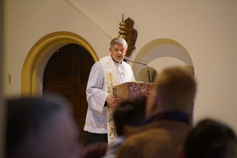 W Wielką Sobotę w Kościele katolickim przez cały dzień trwa święcenie pokarmów i adoracja Chrystusa złożonego do grobu. Tego dnia wierni przychodzą do kościołów z koszykami wypełnionymi jajkami, chlebem, wędliną, ciastami. Księża święcą te pokarmy, które są przeznaczone na świąteczny stół. Tym samym, w Kościele katolickim, kończy się czas postu.
