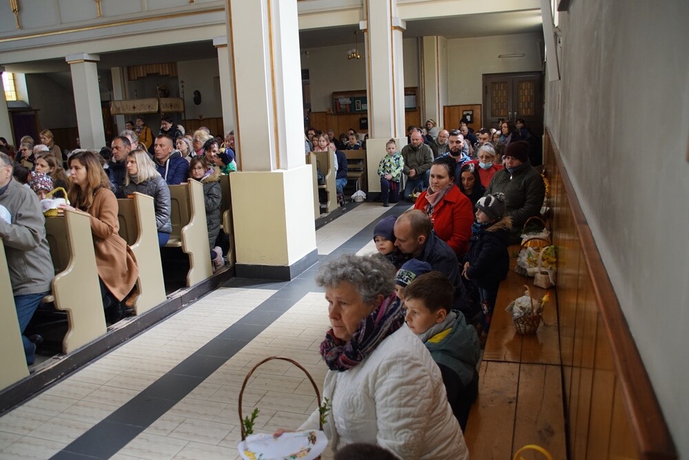 W Wielką Sobotę w Kościele katolickim przez cały dzień trwa święcenie pokarmów i adoracja Chrystusa złożonego do grobu. Tego dnia wierni przychodzą do kościołów z koszykami wypełnionymi jajkami, chlebem, wędliną, ciastami.