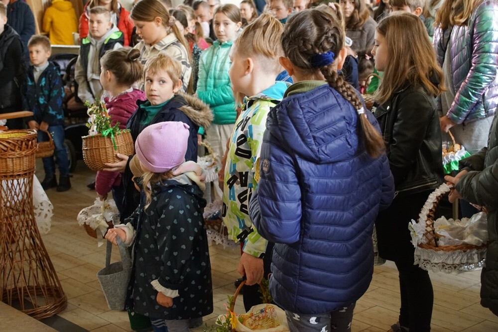 W Wielką Sobotę w Kościele katolickim przez cały dzień trwa święcenie pokarmów i adoracja Chrystusa złożonego do grobu. Tego dnia wierni przychodzą do kościołów z koszykami wypełnionymi jajkami, chlebem, wędliną, ciastami.