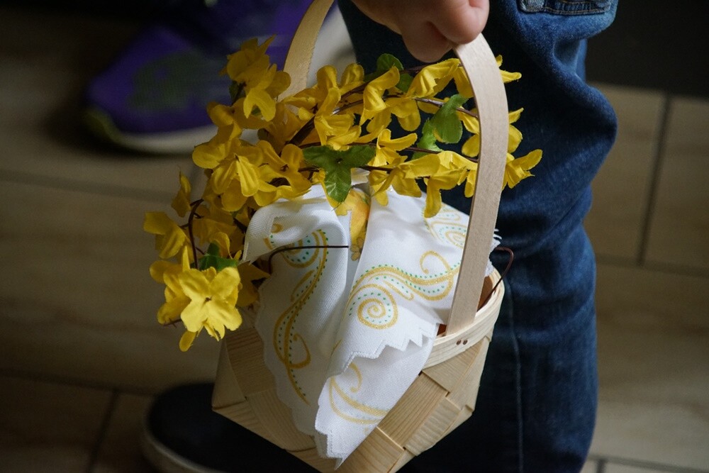 W Wielką Sobotę w Kościele katolickim przez cały dzień trwa święcenie pokarmów i adoracja Chrystusa złożonego do grobu. Tego dnia wierni przychodzą do kościołów z koszykami wypełnionymi jajkami, chlebem, wędliną, ciastami.