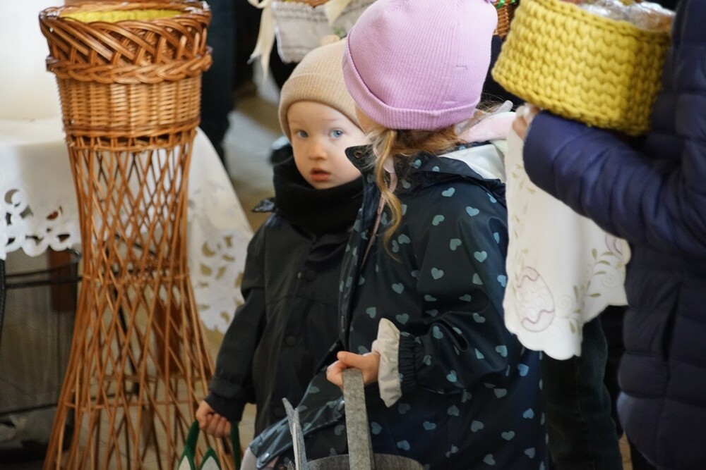 W Wielką Sobotę w Kościele katolickim przez cały dzień trwa święcenie pokarmów i adoracja Chrystusa złożonego do grobu. Tego dnia wierni przychodzą do kościołów z koszykami wypełnionymi jajkami, chlebem, wędliną, ciastami.