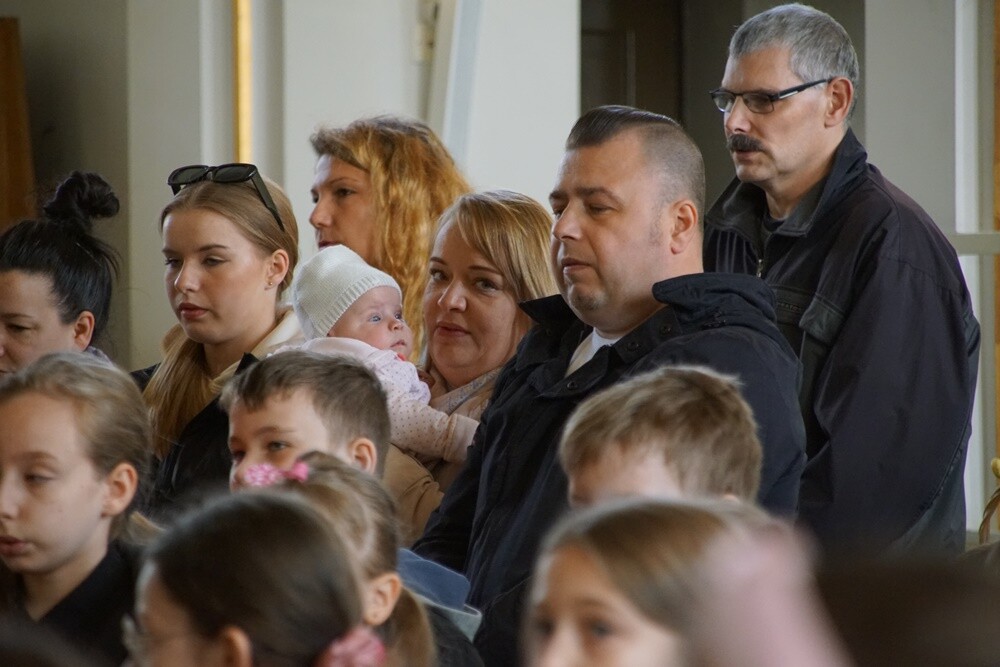 W Wielką Sobotę w Kościele katolickim przez cały dzień trwa święcenie pokarmów i adoracja Chrystusa złożonego do grobu. Tego dnia wierni przychodzą do kościołów z koszykami wypełnionymi jajkami, chlebem, wędliną, ciastami.