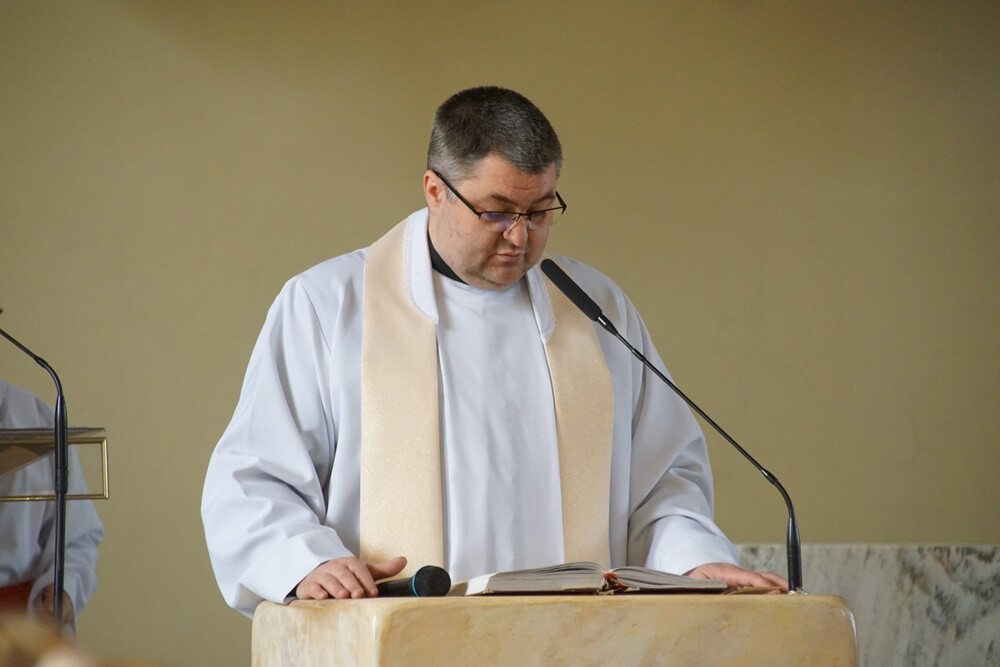 W Wielką Sobotę w Kościele katolickim przez cały dzień trwa święcenie pokarmów i adoracja Chrystusa złożonego do grobu. Tego dnia wierni przychodzą do kościołów z koszykami wypełnionymi jajkami, chlebem, wędliną, ciastami.