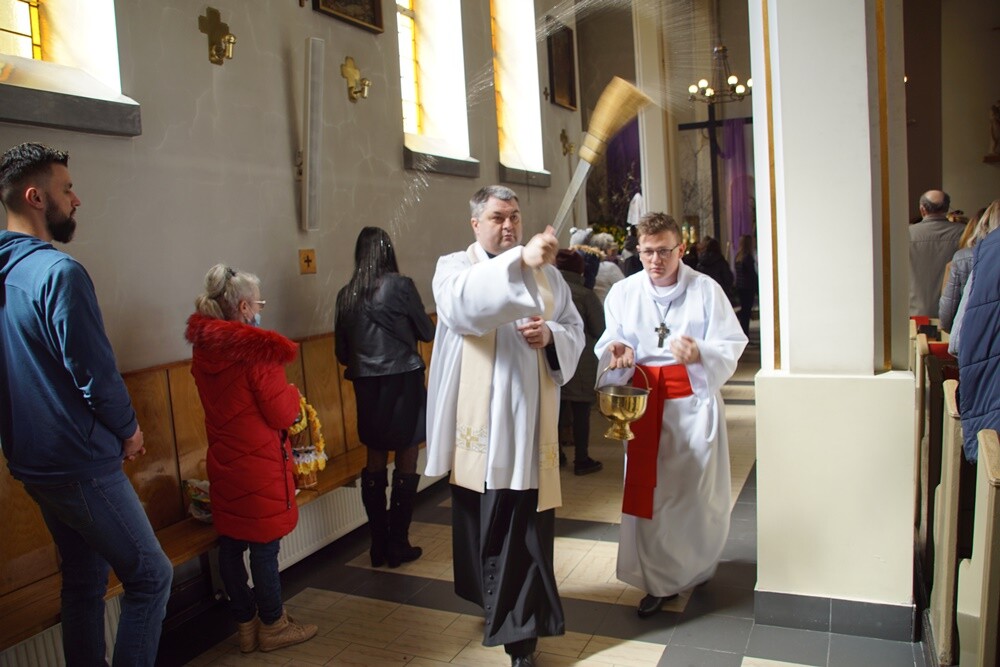 W Wielką Sobotę w Kościele katolickim przez cały dzień trwa święcenie pokarmów i adoracja Chrystusa złożonego do grobu. Tego dnia wierni przychodzą do kościołów z koszykami wypełnionymi jajkami, chlebem, wędliną, ciastami.
