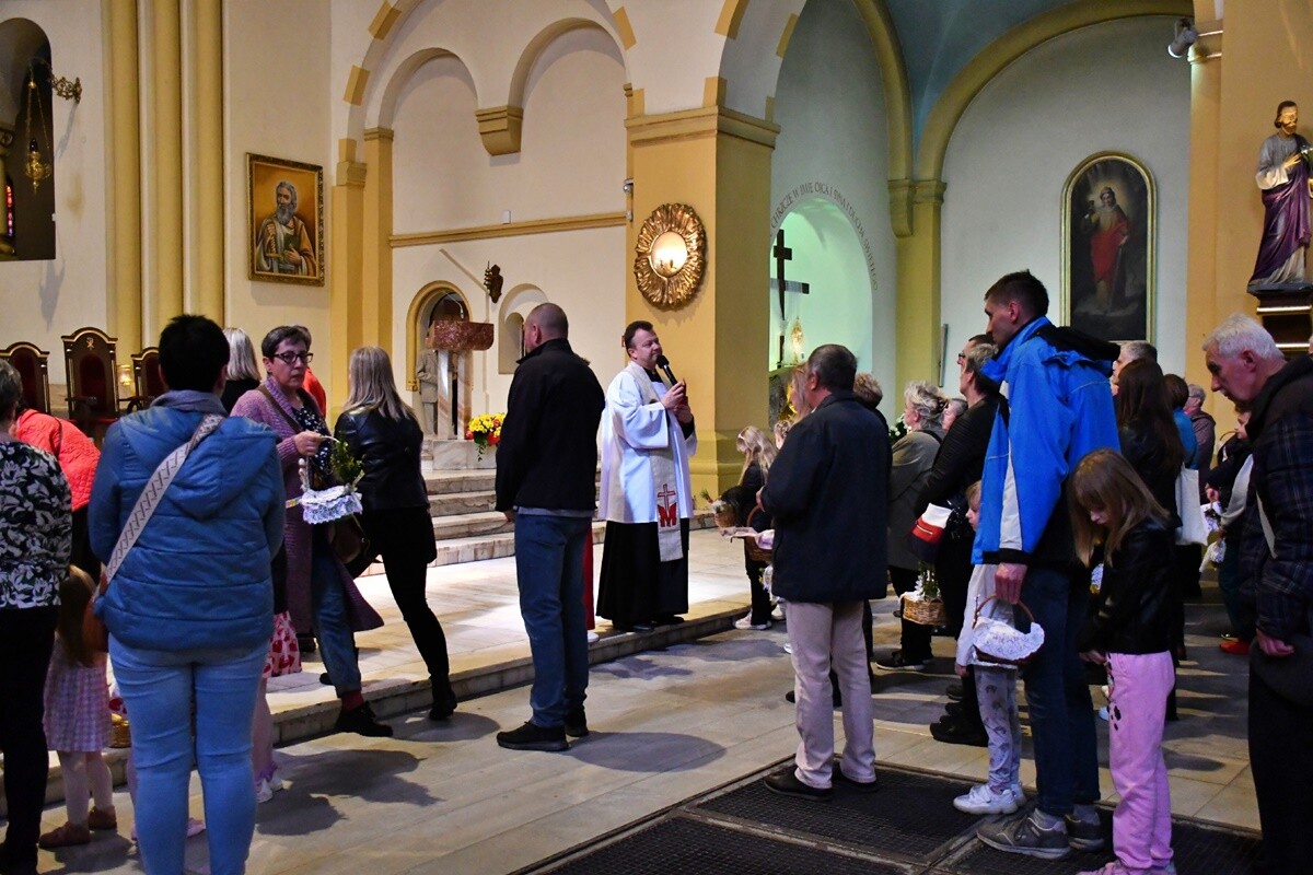 Rudzianie ze święconką odwiedzili kościoły. / fot. Jacek Knapik