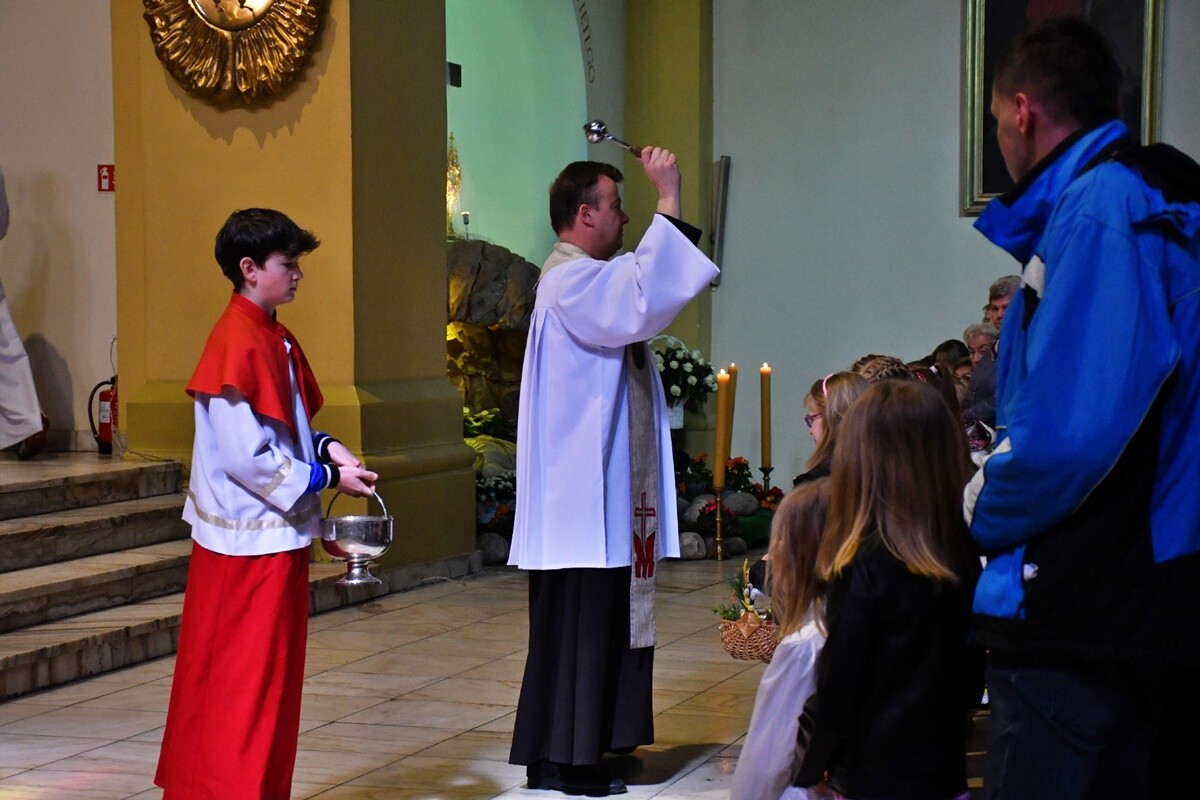 Rudzianie ze święconką odwiedzili kościoły. / fot. Jacek Knapik