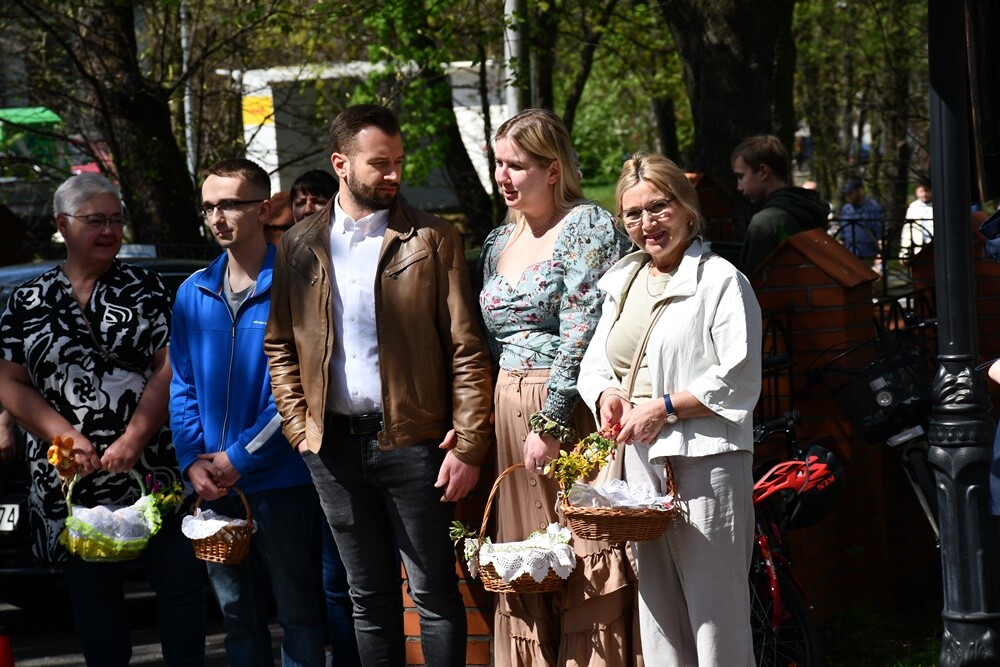 Od rana w Wielką Sobotę mieszkańcy Rudy Śląskiej odwiedzali kościoły, żeby pomodlić się przy symbolicznym grobie Jezusa, a także, żeby poświęcić pokarmy.