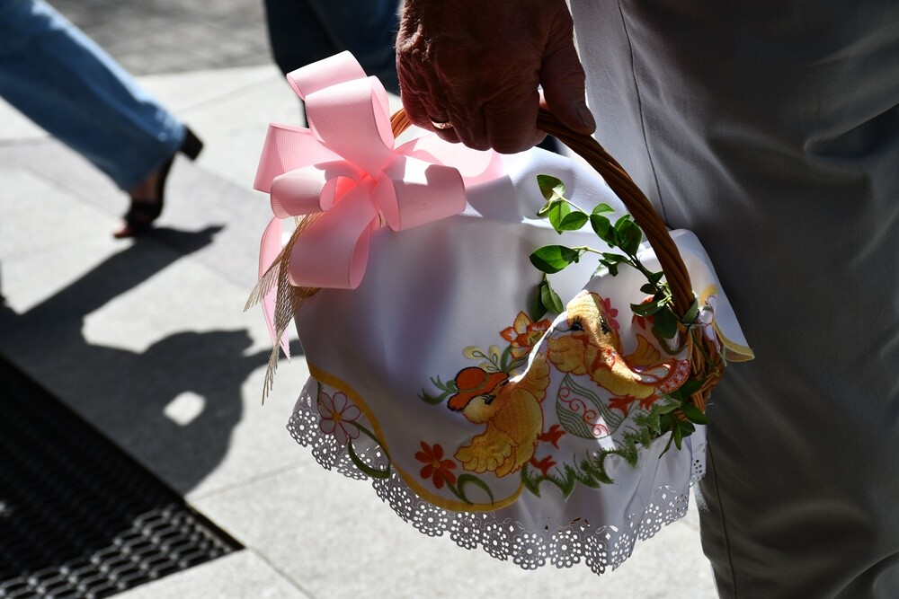 Od rana w Wielką Sobotę mieszkańcy Rudy Śląskiej odwiedzali kościoły, żeby pomodlić się przy symbolicznym grobie Jezusa, a także, żeby poświęcić pokarmy.